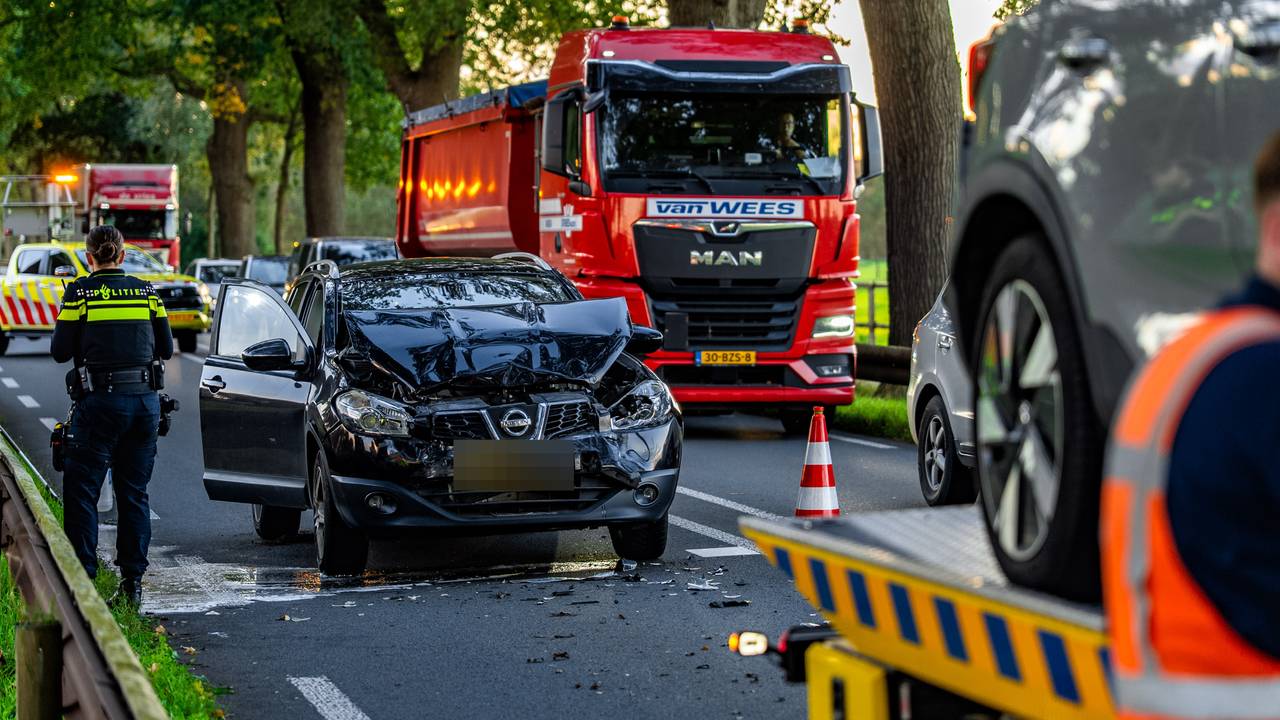Een bergingsbedrijf heeft de auto's weggesleept (foto: Lucas Lammers/Persbureau Heitink).