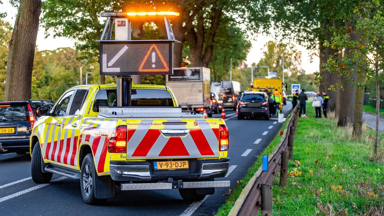 De weg was na het ongeluk deels afgesloten (foto: Lucas Lammers/Persbureau Heitink).