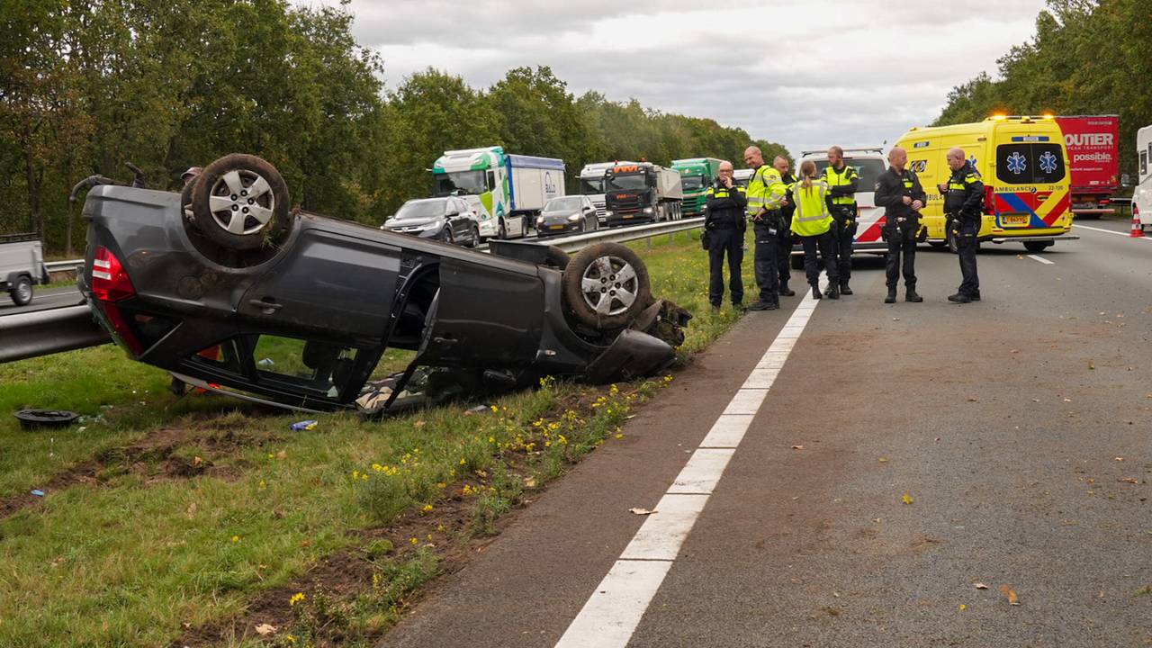 Auto slaat over de kop op A67 bij Liessel, bestuurder naar ziekenhuis
