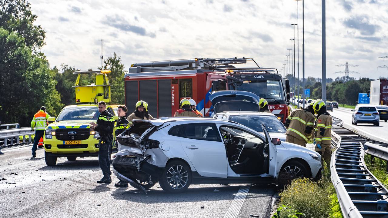 Ravage na botsing auto's en vrachtwagens op A73, rechterrijstrook dicht