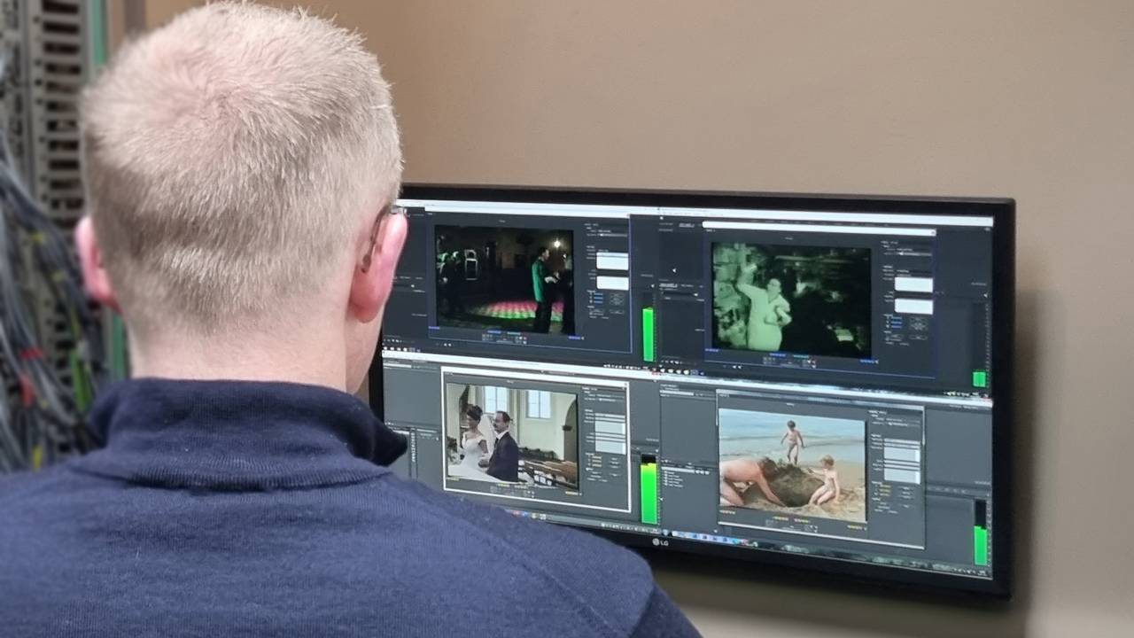 Pim bekijkt wat hij heeft gedigitaliseerd (foto: Pim van Mun) van 