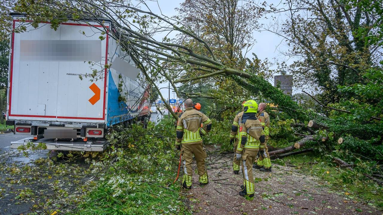De vrachtwagen stond voor het stoplicht (foto: Tom van der Put / Persbureau Heitink).