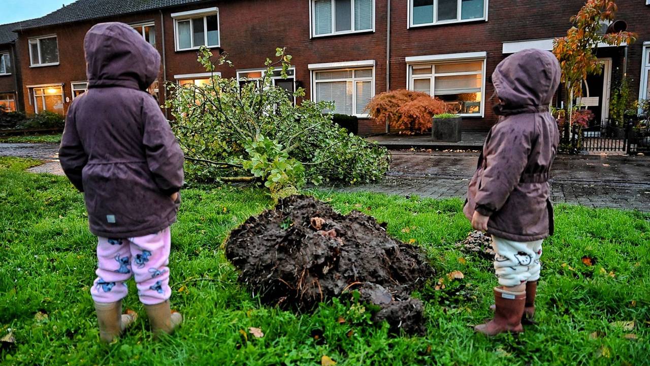 De kindjes nemen in hun regenjas en pyjamabroek de schade op (foto: Toby de Kort / Persbureau Heitink).