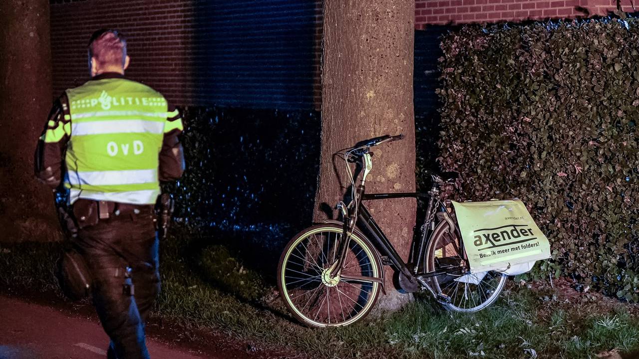 De fietser is met onbekend letsel naar het ziekenhuis gebracht (foto: Lucas Lammers/Persbureau Heitink).