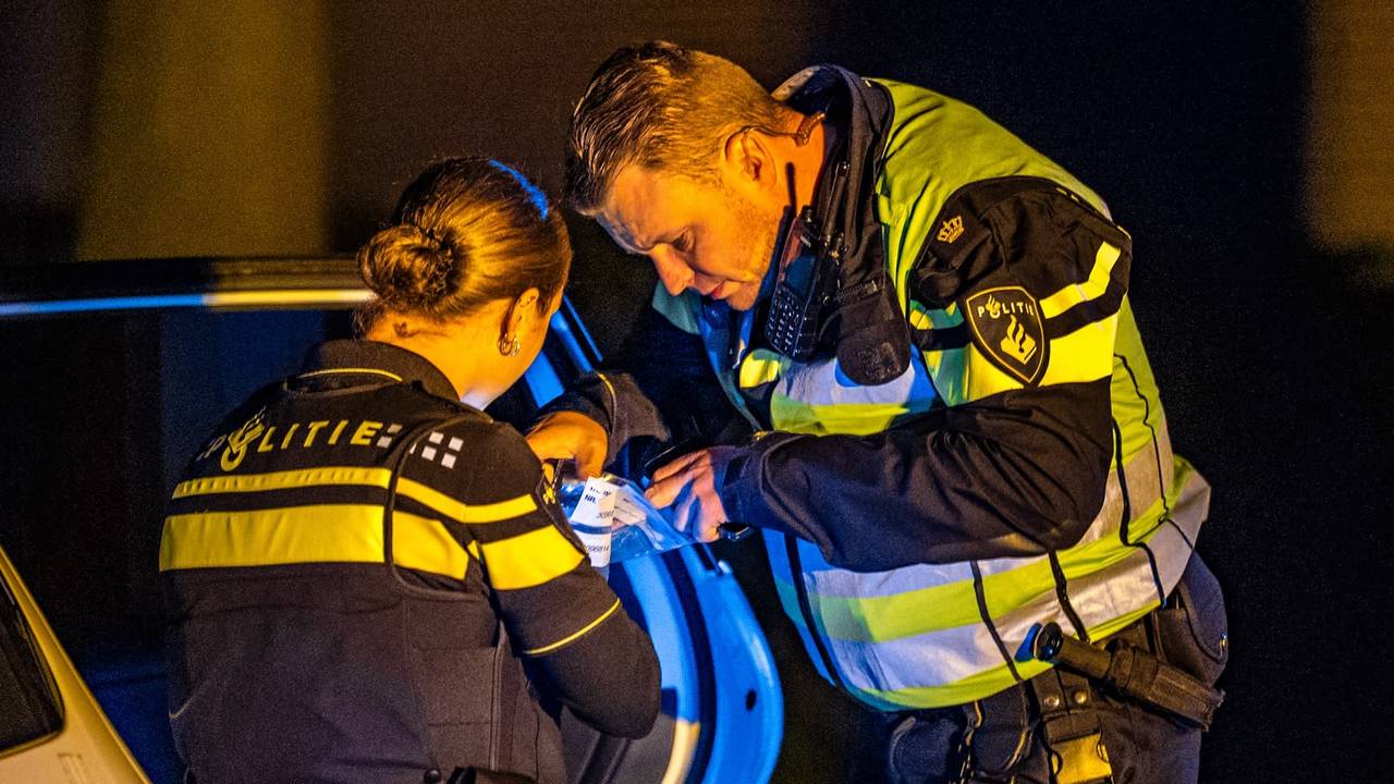 De politie doet onderzoek naar het ongeluk (foto: Lucas Lammers/Persbureau Heitink).