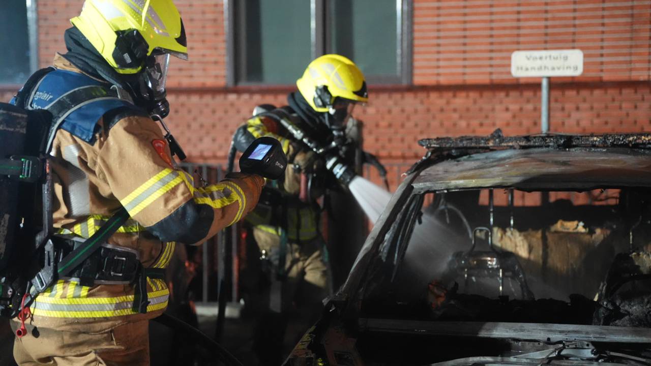 Van de handhavingsauto's bleef weinig over (foto: Erik Haverhals/Persbureau Heitink).