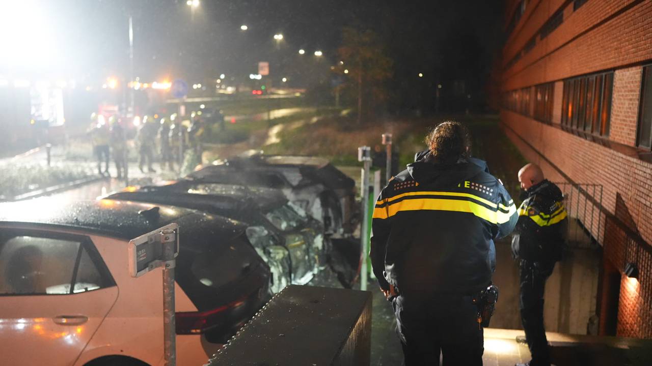 De politie onderzoekt de brand in Waalwijk (foto: Erik Haverhals/Persbureau Heitink).