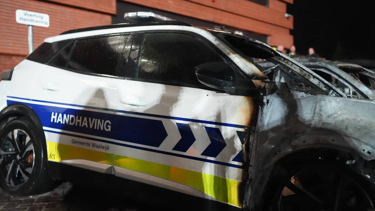 Het vuur zou begonnen zijn bij de middelster auto van de drie en daarna zijn overgeslagen (foto: Erik Haverhals/Persbureau Heitink).