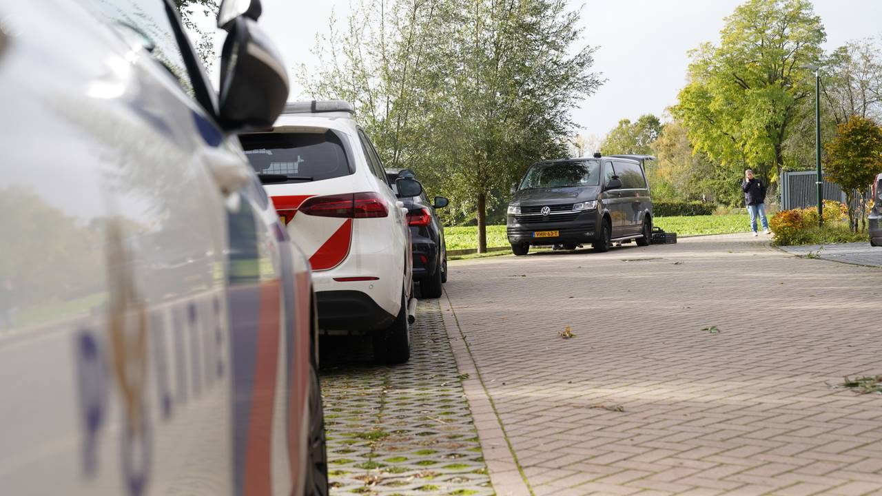 Meerdere hulpdiensten rukten uit na de vondst van de dode in Schijndel (foto: Bart Meesters/Persbureau Heitink).