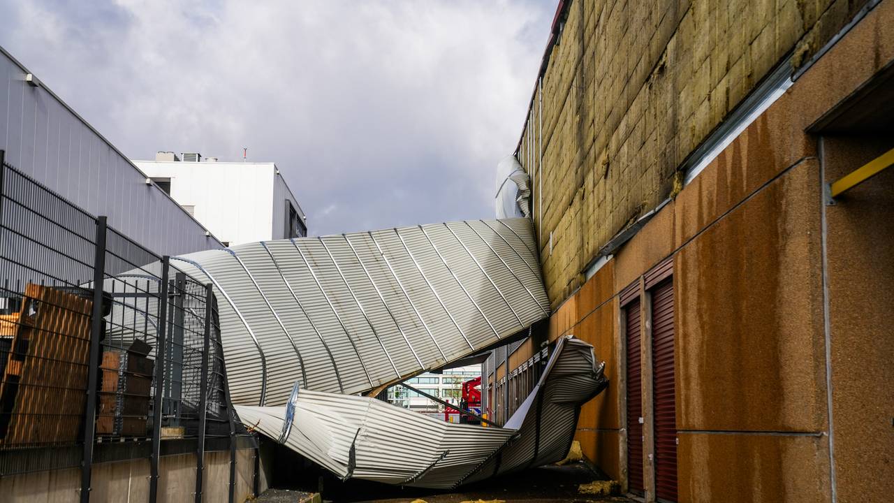 Wind rukt zestig meter gevelplaten van loods in Veldhoven
