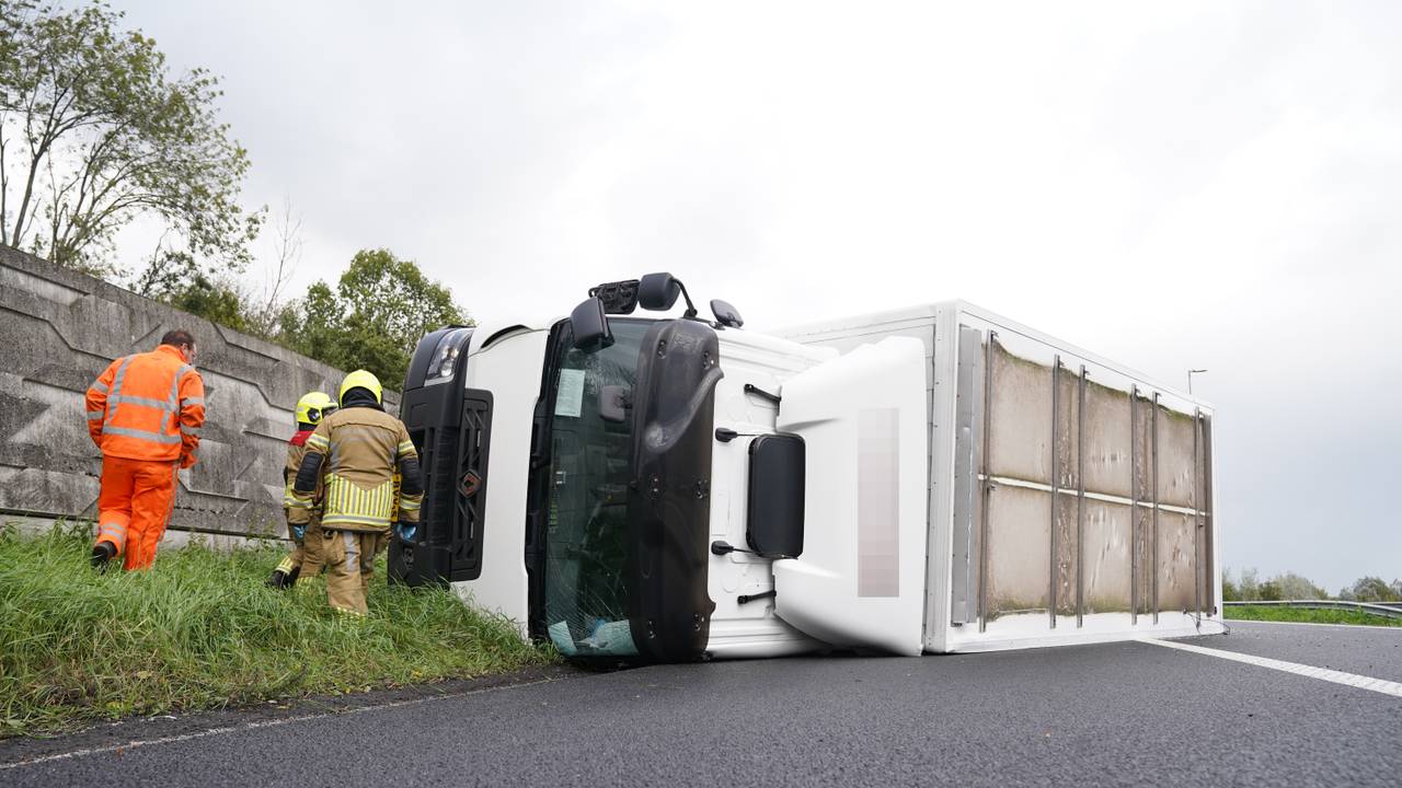 Vrachtwagen met bier kantelt bij Den Bosch, weg tussen A2 en A59 dicht