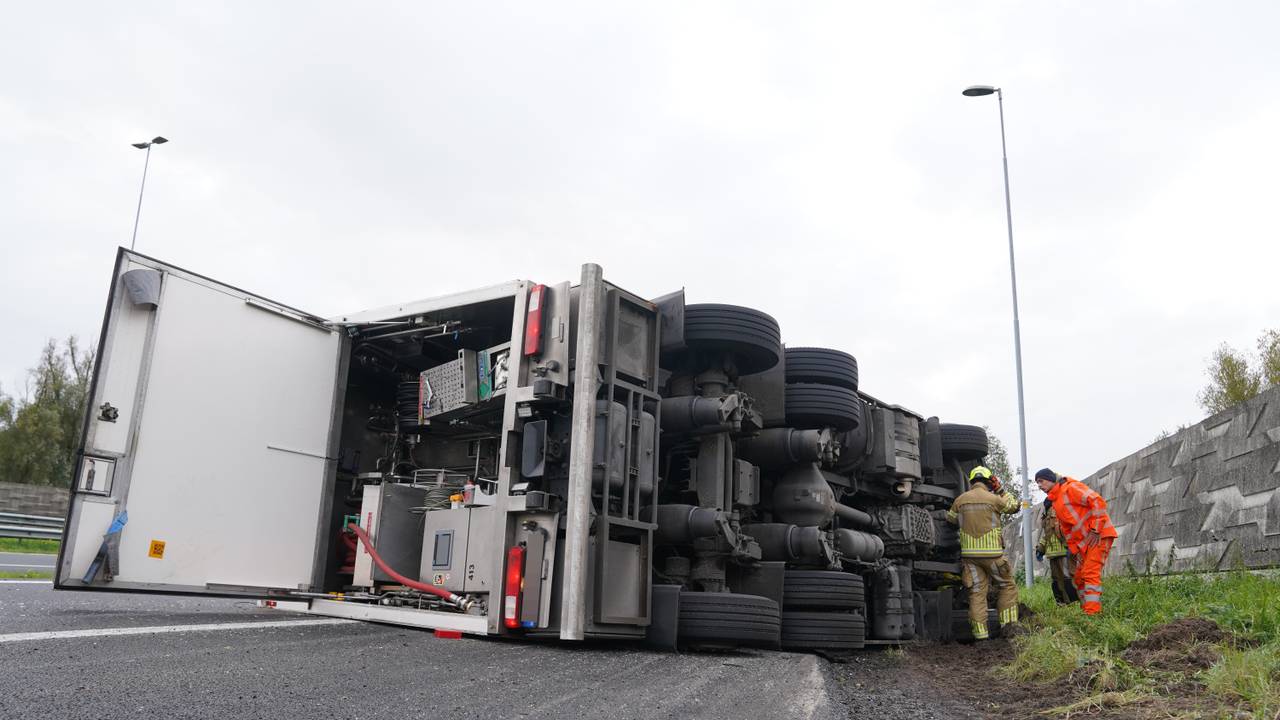 Vrachtwagen met bier kantelt bij Den Bosch, weg tussen A2 en A59 dicht