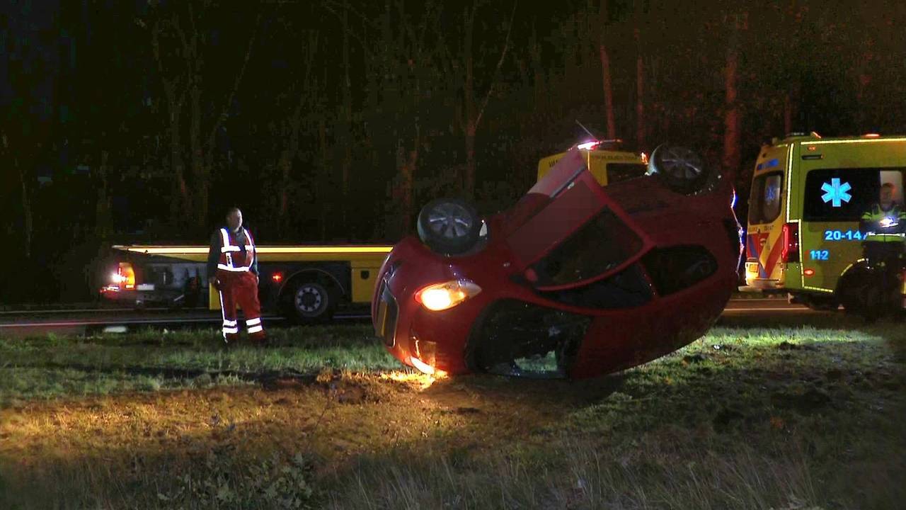Auto van pizzabezorger belandt op kop in berm langs A58 bij Sint Willebrord