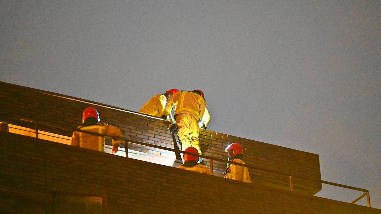 Aluminium platen op dak van appartementencomplex schieten los door storm