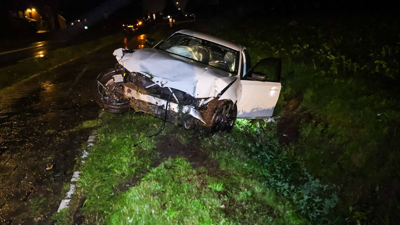 Automobilist ramt bushalte en rijdt een lantaarnpaal uit grond in Boekel