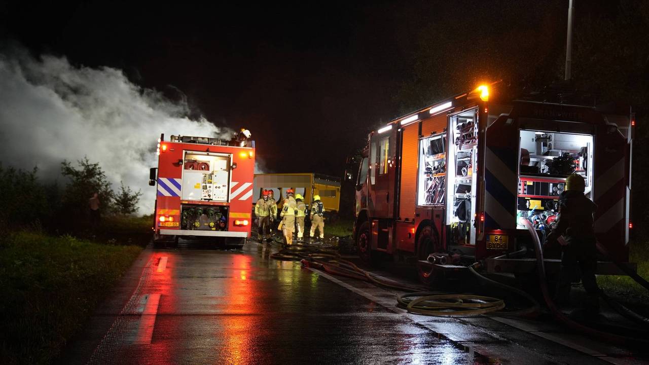 Vanwege de bluswerkzaamheden werd een deel van de weg afgesloten (foto: Jeroen Stuve/Persbureau Heitink).