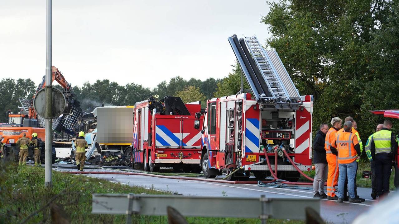 re hulpverleners werden ingezet bij het bestrijden van de brand (foto: Jeroen Stuve/Persbureau Heitink).