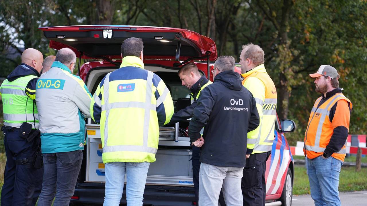 Overleg tussen de hulpverleners (foto: Jeroen Stuve/Persbureau Heitink).