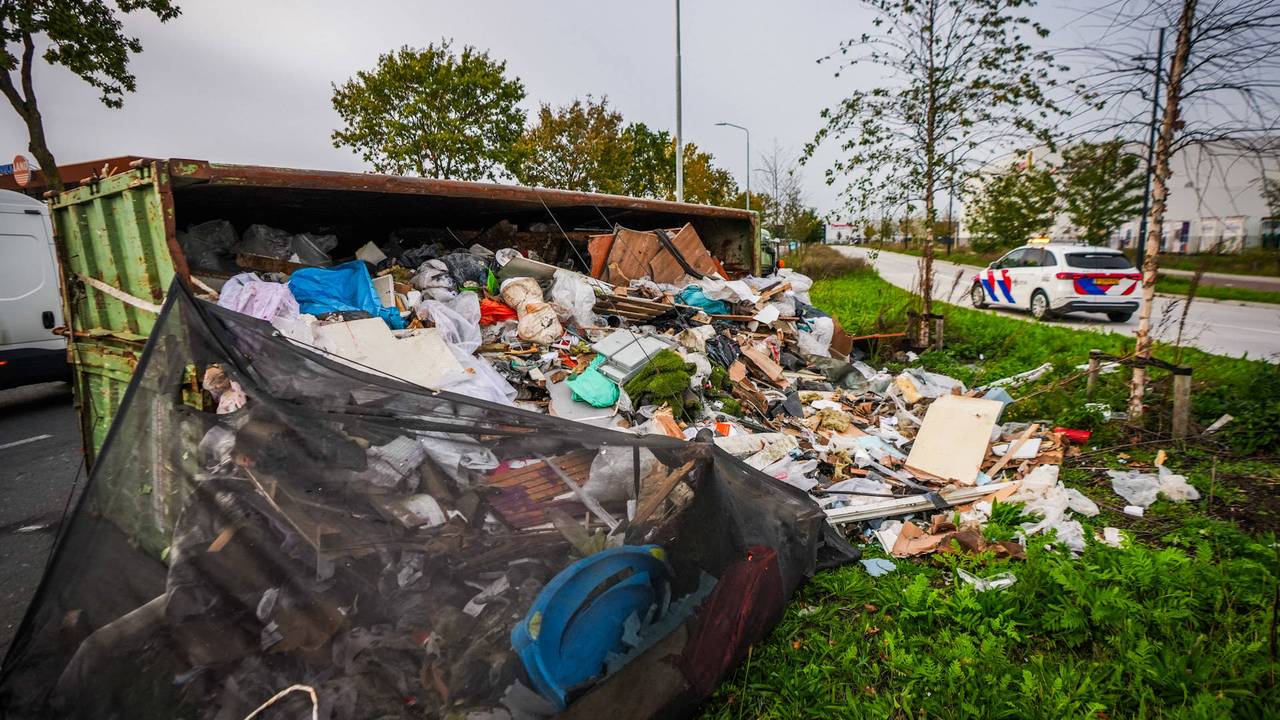 Vrachtwagen met afval kantelt op toegangsweg tot industrieterrein