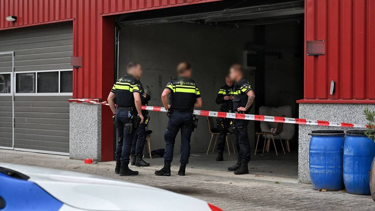 De grondstoffen zijn in een garagebox gevonden (foto: Toby de Kort / Persbureau Heitink).