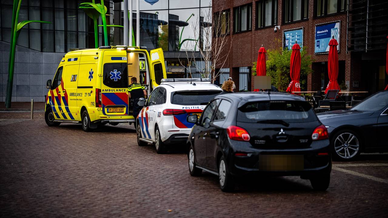 De hulpdiensten en betrokken auto zijn aan de kant gegaan zodat het verkeer door kon (foto: Lucas Lammers / Persbureau Heitink).