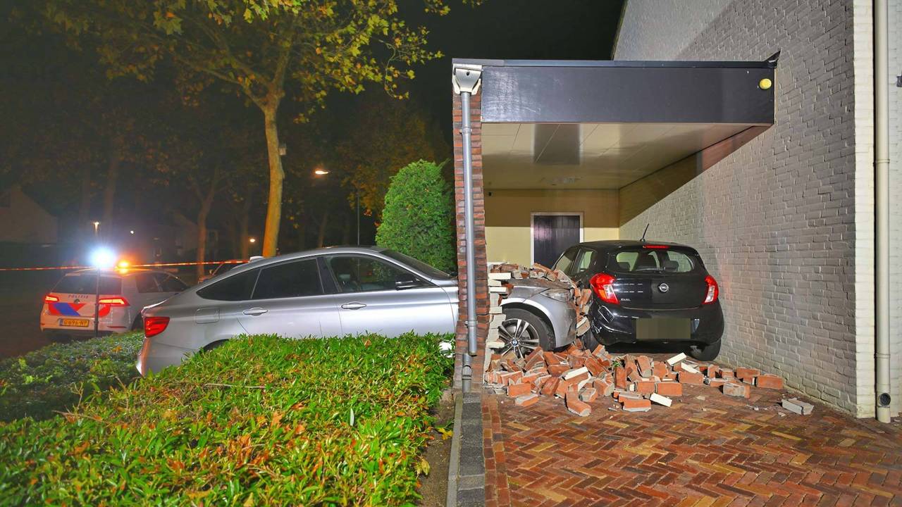 De auto onder de carport werd door de klap tegen het huis gedrukt (foto: Rico Vogels/Persbureau Heitink).