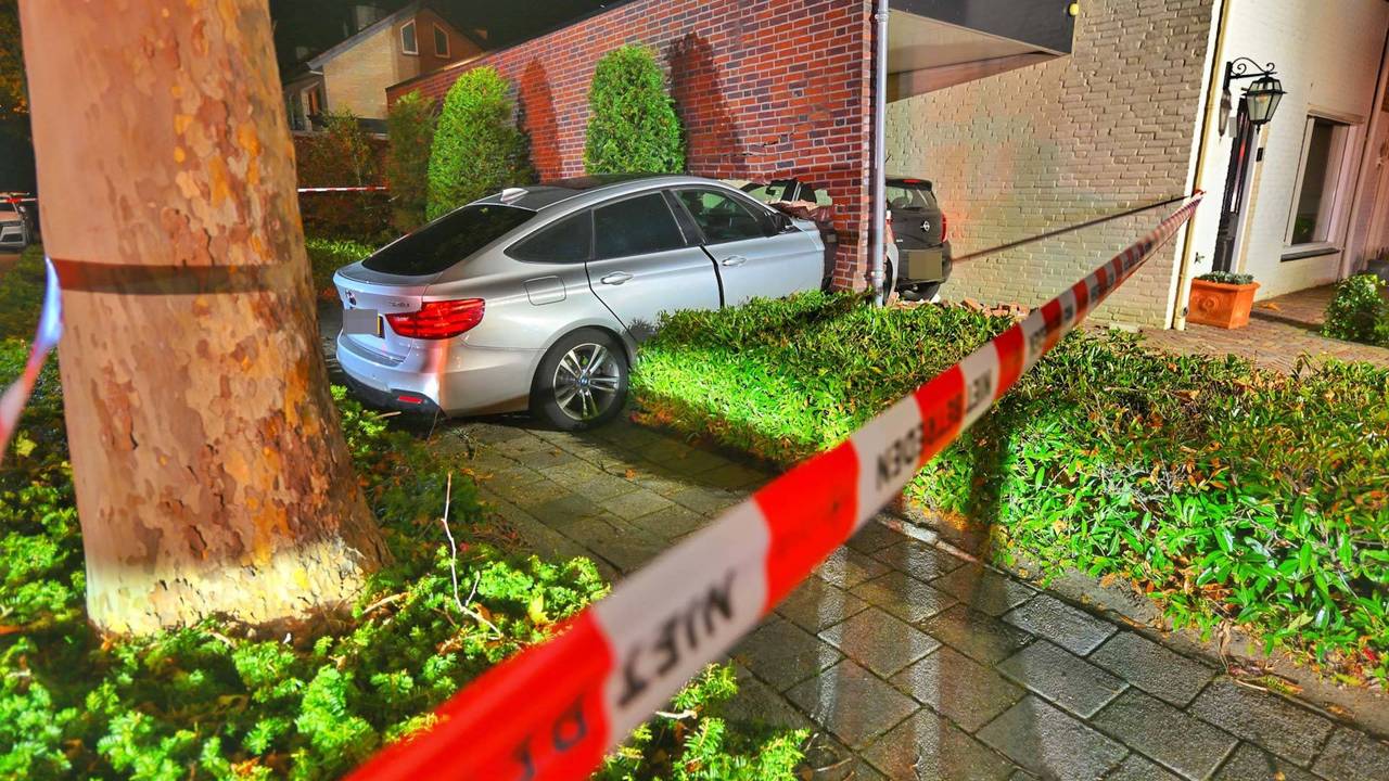De auto reed dwars door de muur (foto: Rico Vogels/Persbureau Heitink).