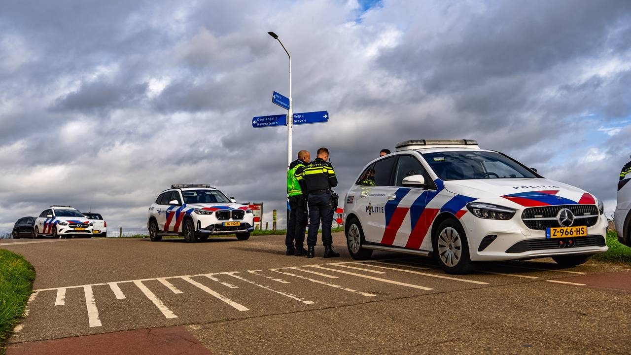 Auto en fietser botsen in Reek (foto: Lucas Lammers/Persbureau Heitink).