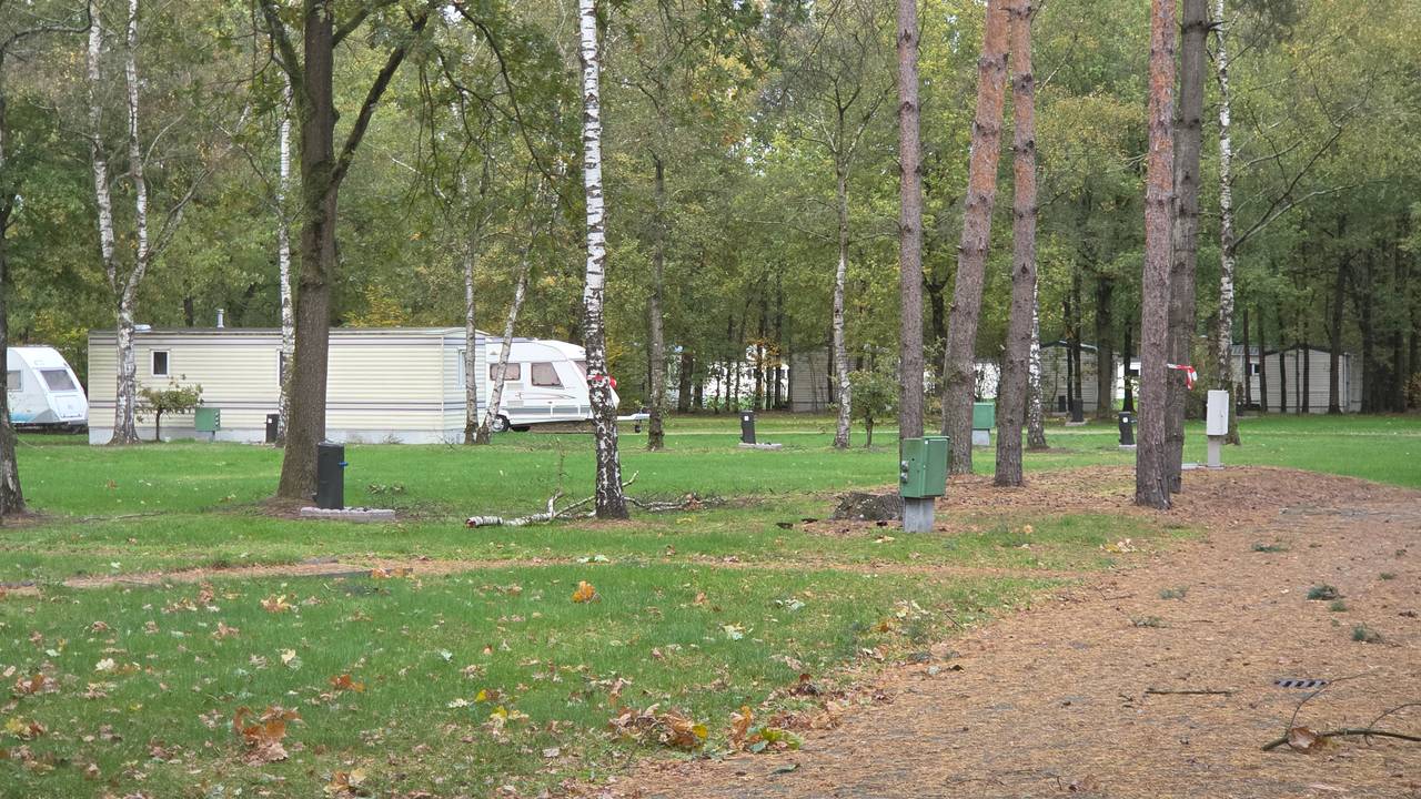 Tussen de chalets staan nog twee caravans op het gesloten vakantiepark Brugse Heide in Valkenswaard (foto: Noël van Hooft).