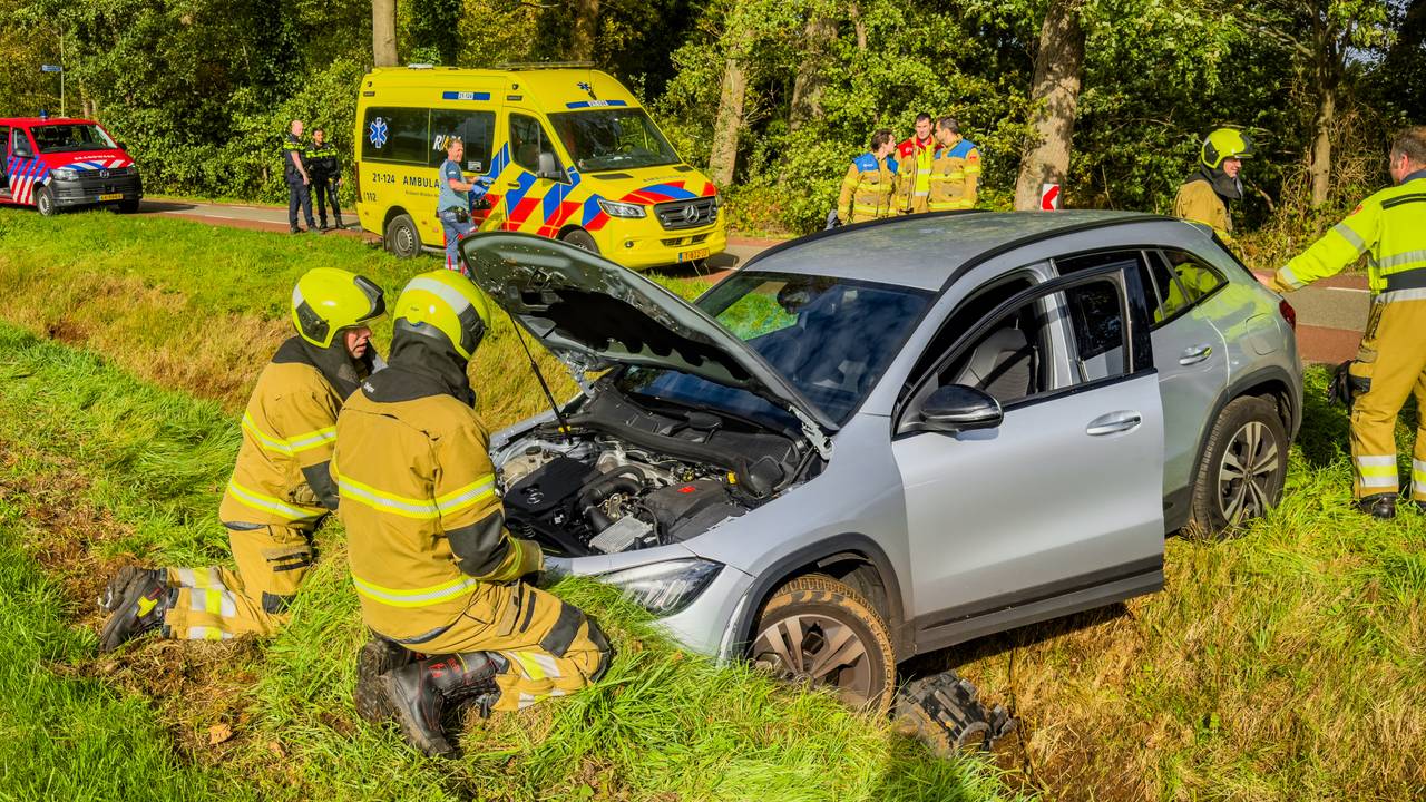 Twee auto's botsen in Zeeland (foto: Lucas Lammers/Persbureau Heitink).