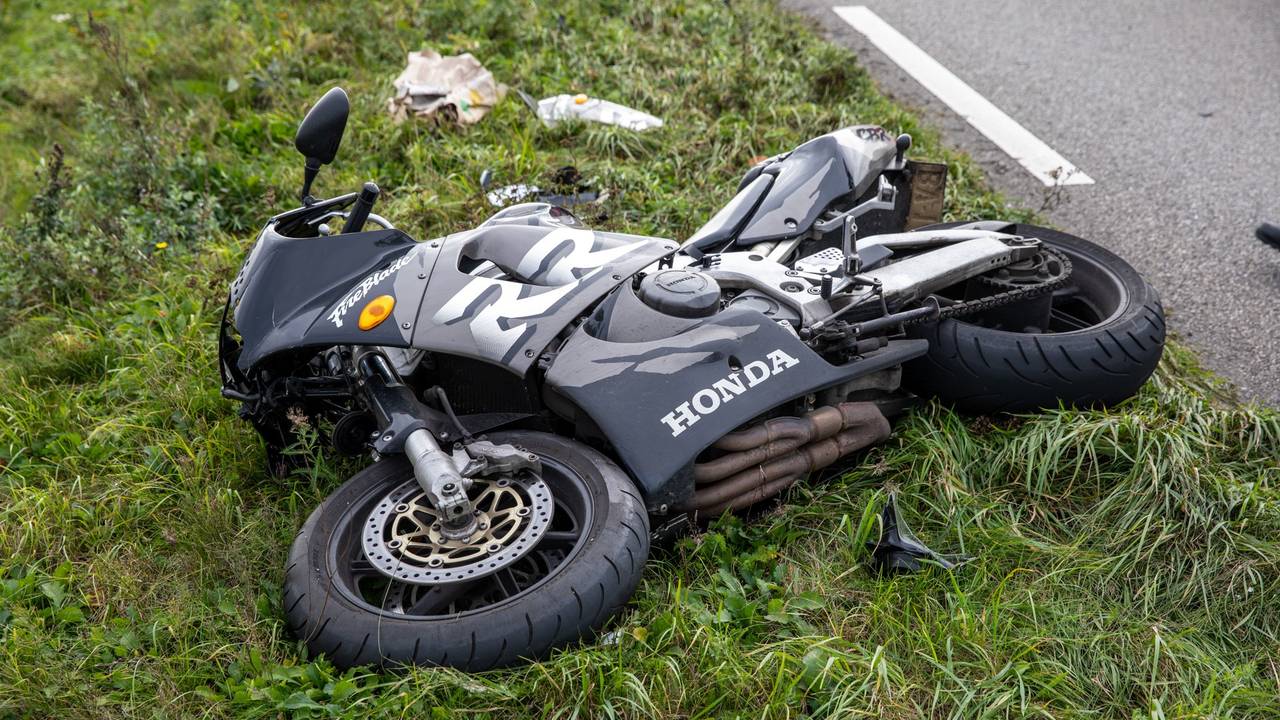 Motorrijder rijdt achterop auto in Roosendaal (foto: Christian Traets/Persbureau Heitink). 