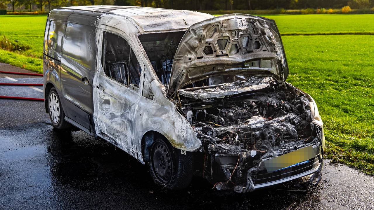 De bus raakte zwaar beschadigd (foto: Lucas Lammers/Persbureau Heitink).