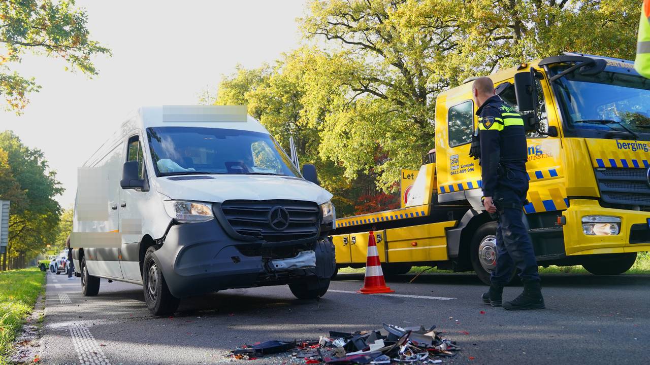 Ook de bus raakte zwaar beschadigd (foto: Bart Meesters/Persbureau Heitink).
