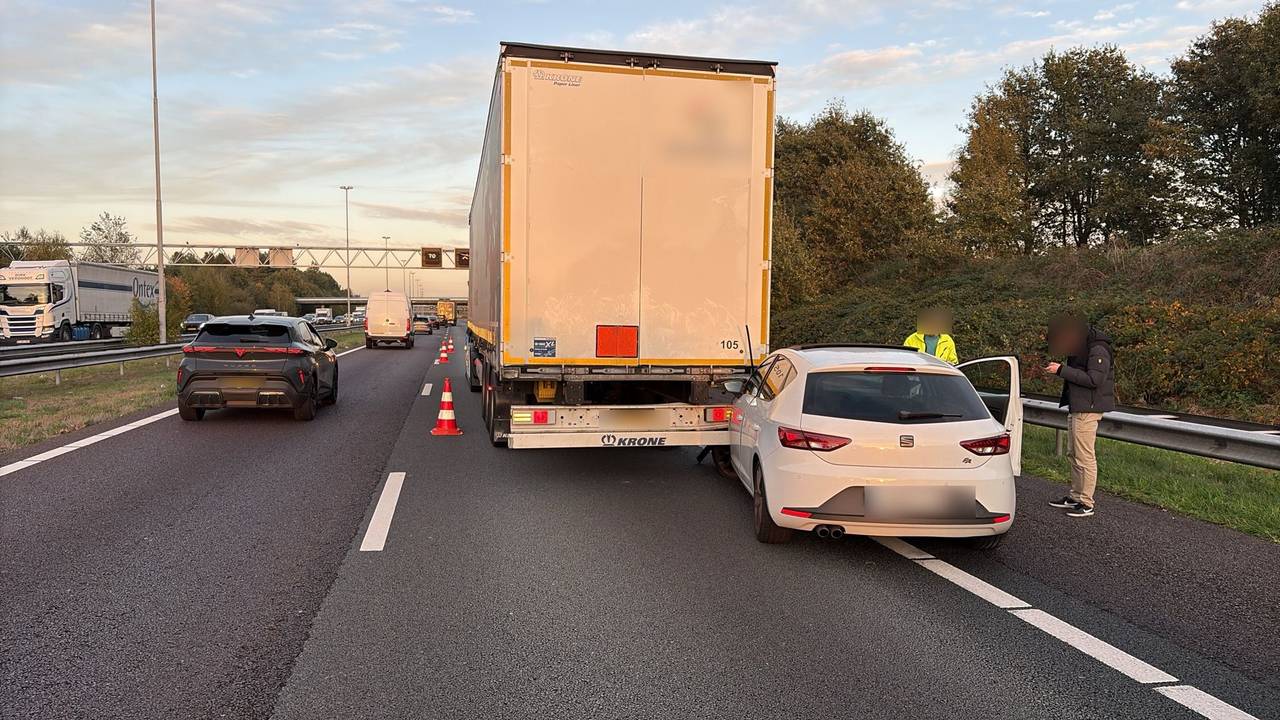 De auto moet losgetrokken worden van de vrachtwagen (foto: Rijkswaterstaat).