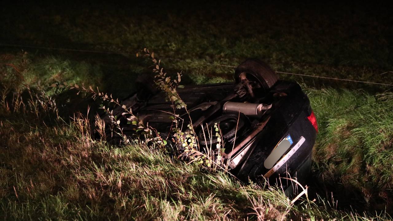 Auto belandt in sloot, inzittenden vluchten (foto: Christian Traets/Persbureau Heitink).