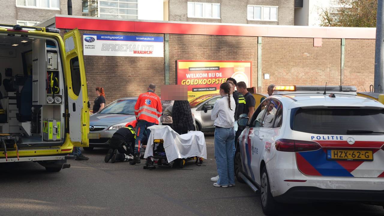 Botsing op 91-jarige vrouw gewond na botsing op parkeerplaats in Waalwijk (foto: Erik Haverhals/Persbureau Heitink).