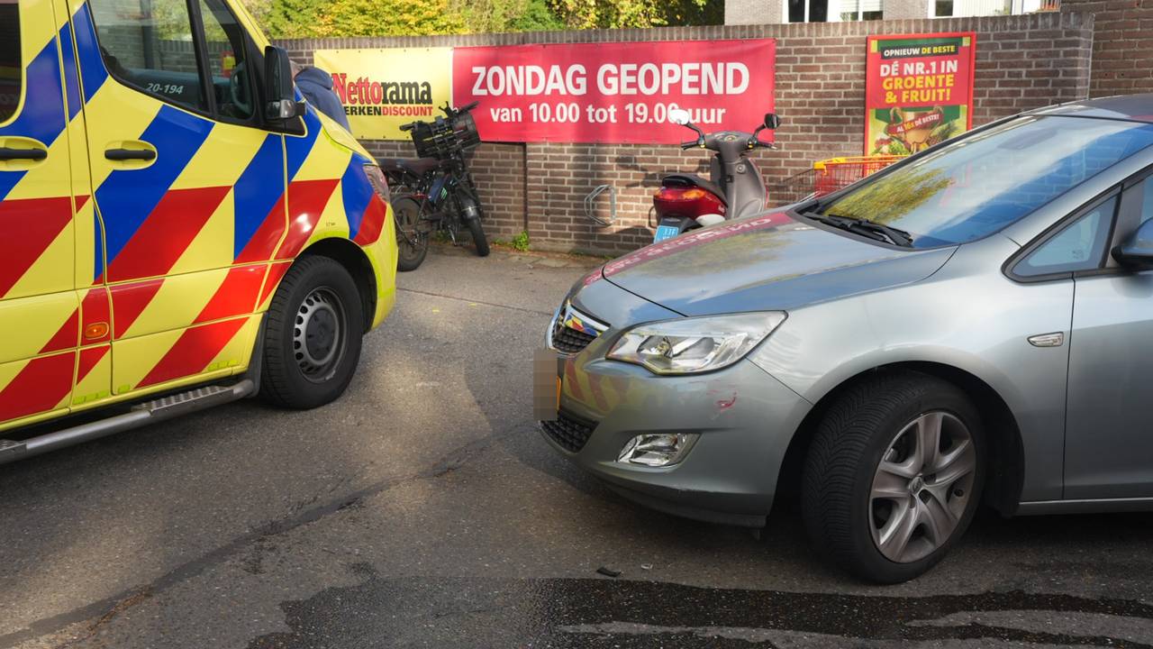 Auto botst op parkeerplaats in Waalwijk en rijdt daarna vrouw (91) aan