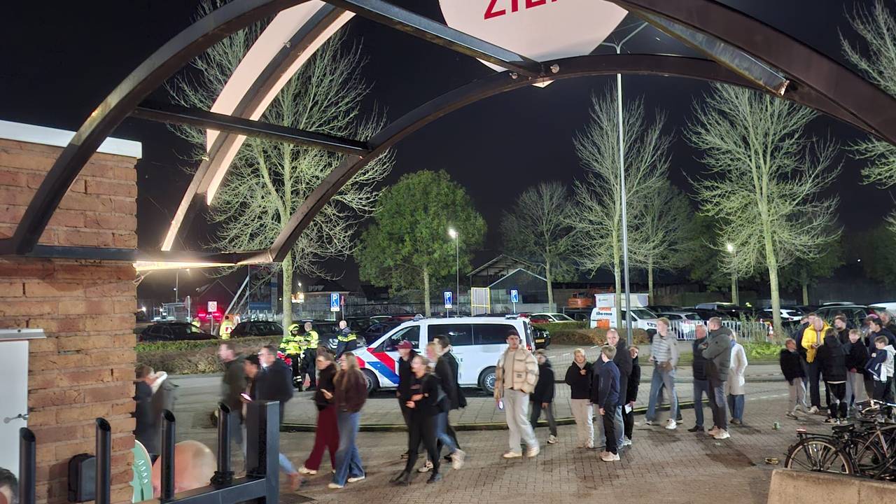 Een lange rij voor de entree van Kozakken Boys (foto: Leon Voskamp).