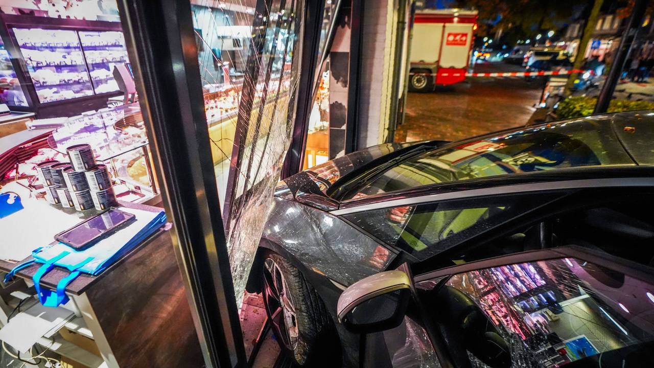Personeel mocht terug naar binnen om de winkel af te sluiten (foto: Persbureau Heitink).