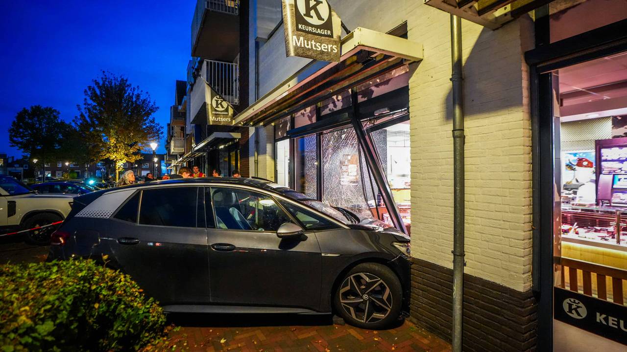 Slager Jacky ziet auto door zijn gevel rijden: 'Erg geschrokken'