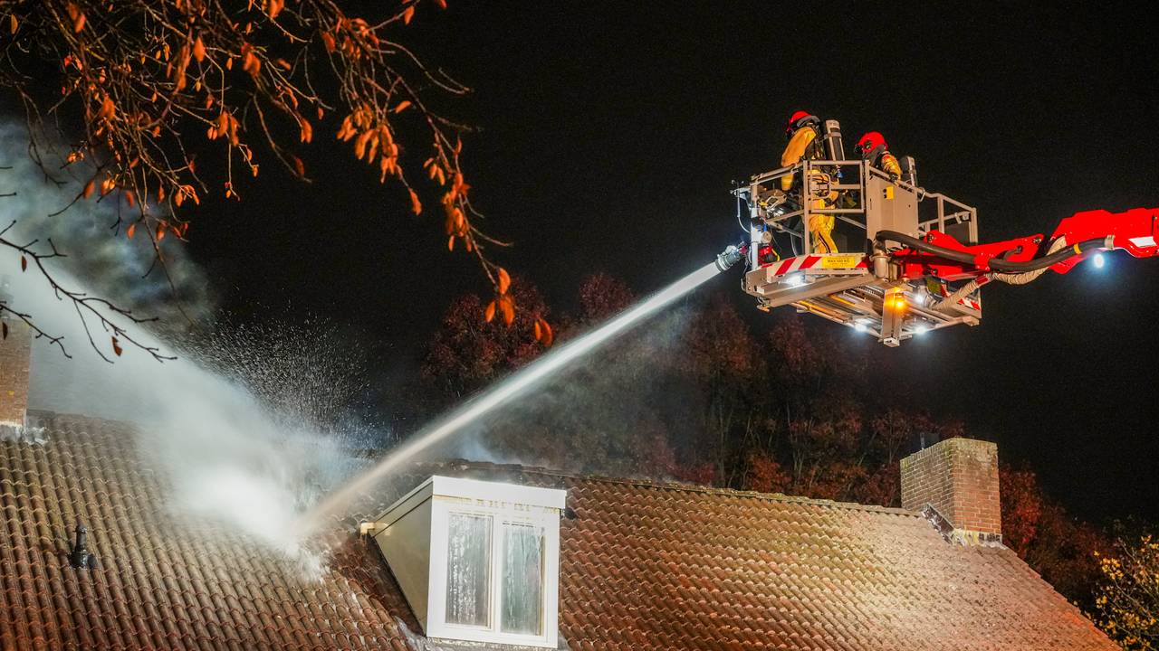 De brandweer kwam met meerdere wagens ter plaatse (foto: Dave Hendriks/Persbureau Heitink).