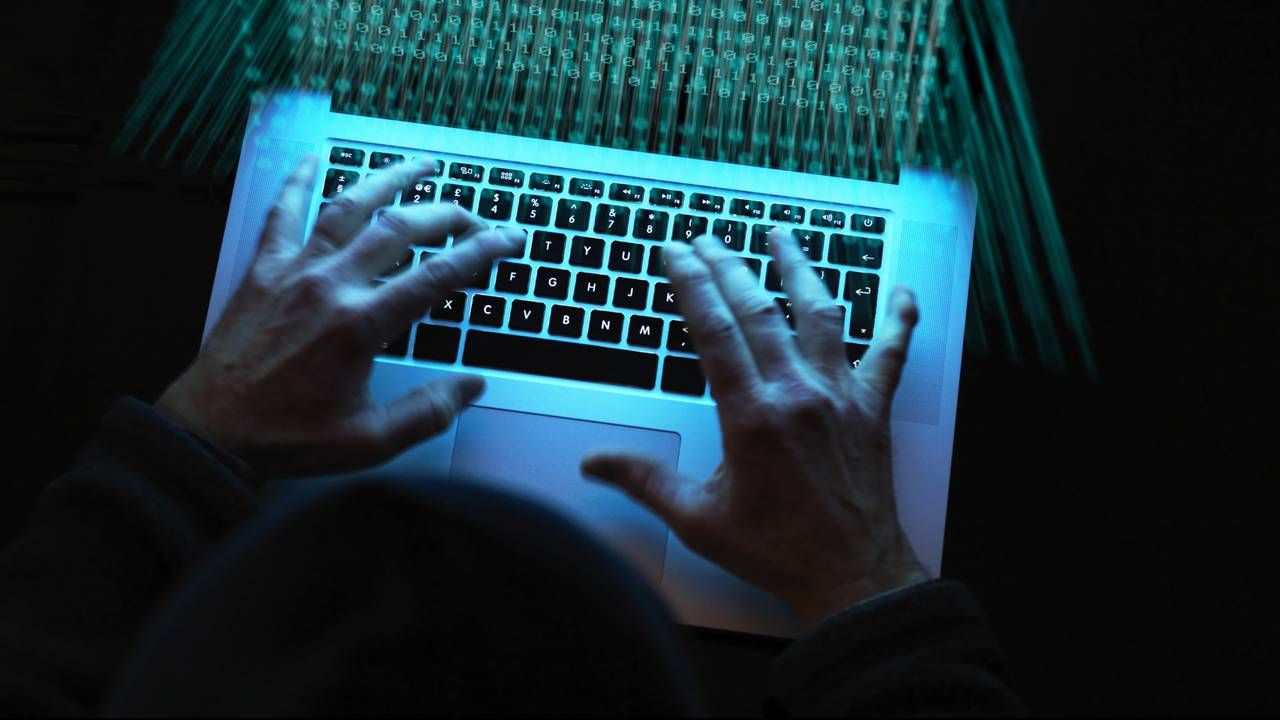 Vanachter zijn computer wist Dennis B. tonnen buit te maken (archieffoto: ANP).