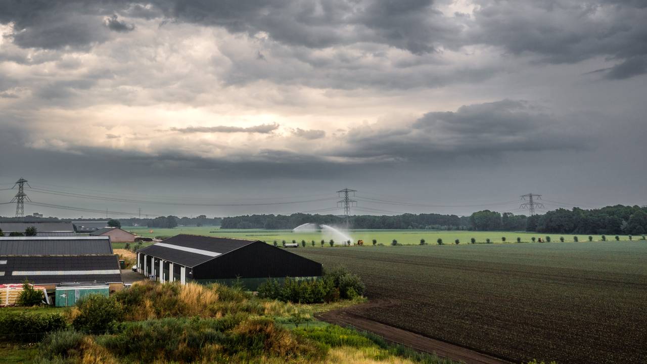 Een dronefoto van een naderende onweersbui in Someren (foto: ANP).