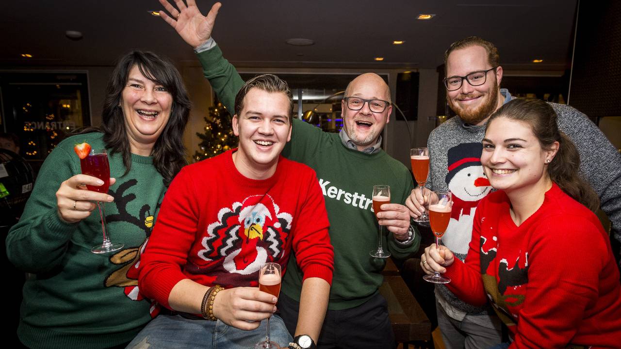 Een kerstborrel met foute kersttruien als thema (foto: ANP). 