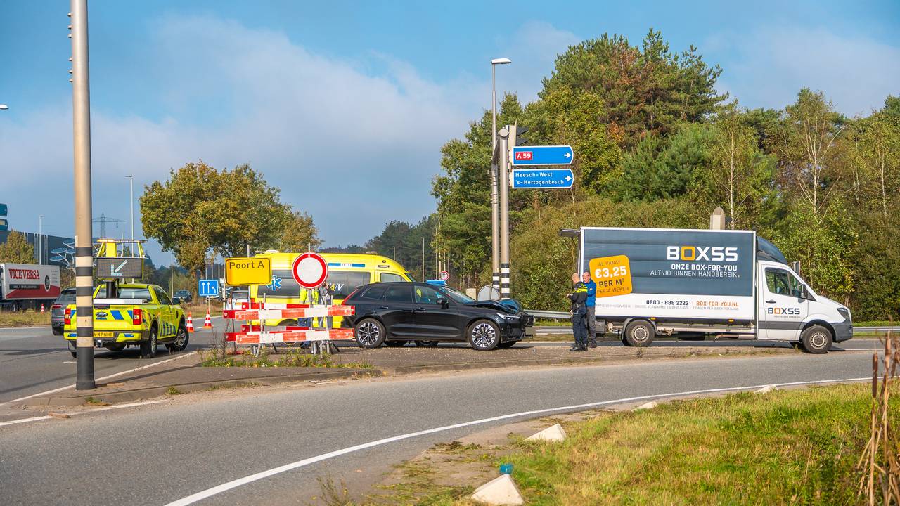 Auto loopt schade op na botsing met bakwagen