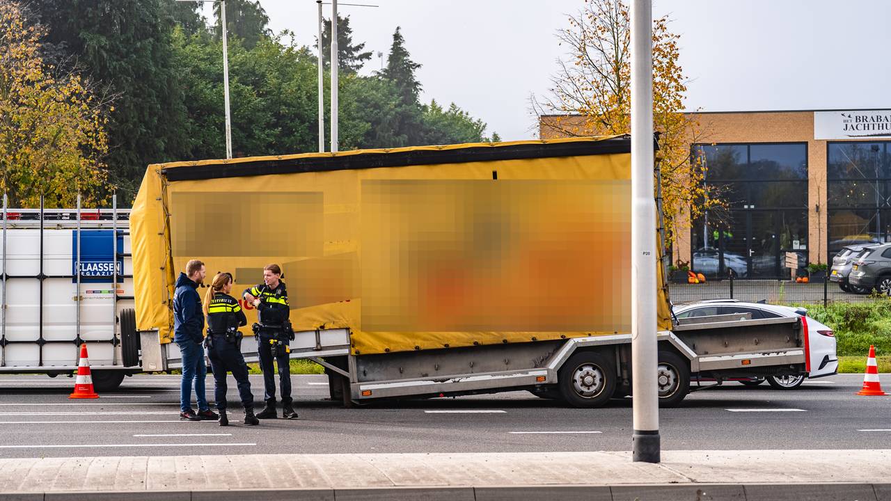 De trailer vervoert normaal gesproken heftrucks.