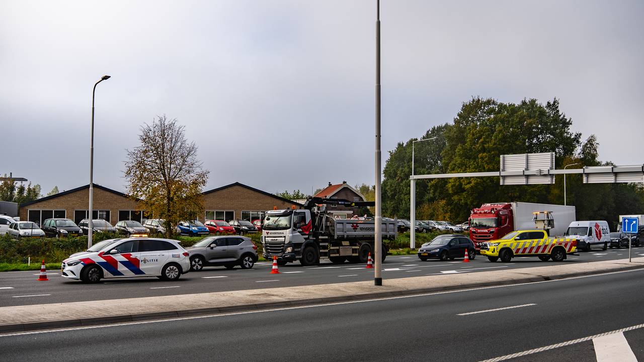 De weg is afgezet door een calamiteitenbedrijf.