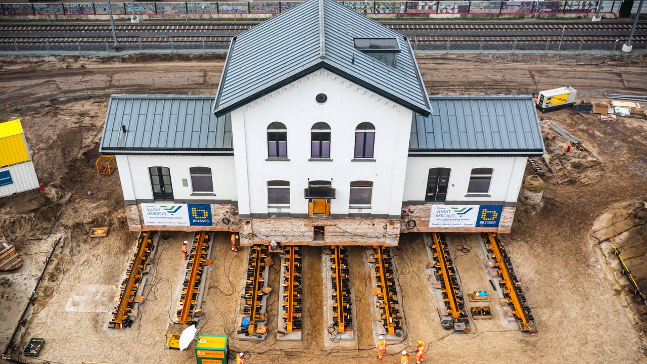 De verplaatsing van het station in Vught (foto: Rob Engelaar/ANP).