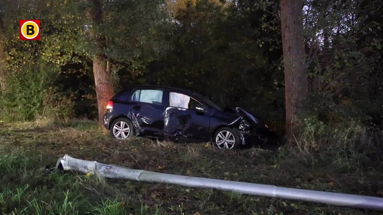 Automobilist raakt van de weg in Oeffelt, inzittenden raken gewond