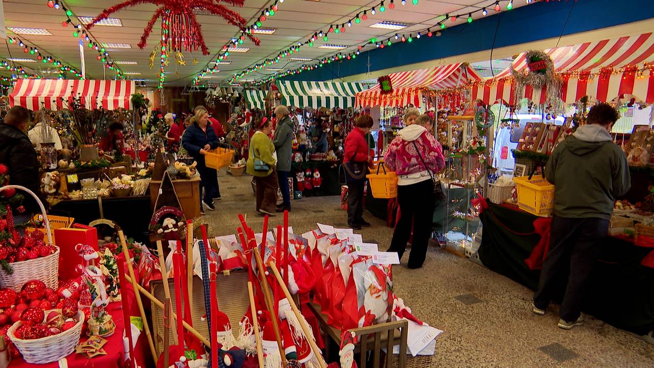 Tweedehands kerstspullen voor een prikkie: lange rij voor winkel in Nuenen